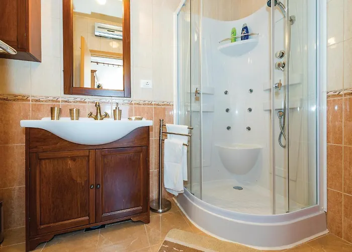 Vikendica Four-bedroom In Brodarica (Sibenik-Knin)